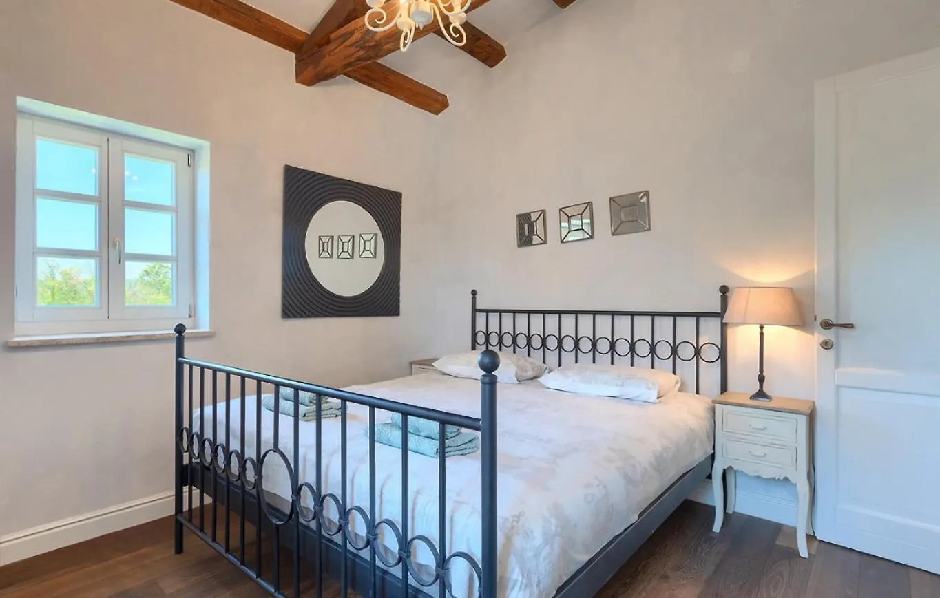 Rustic Villa Peran With Outdoor Pool In Tinjan Radetici