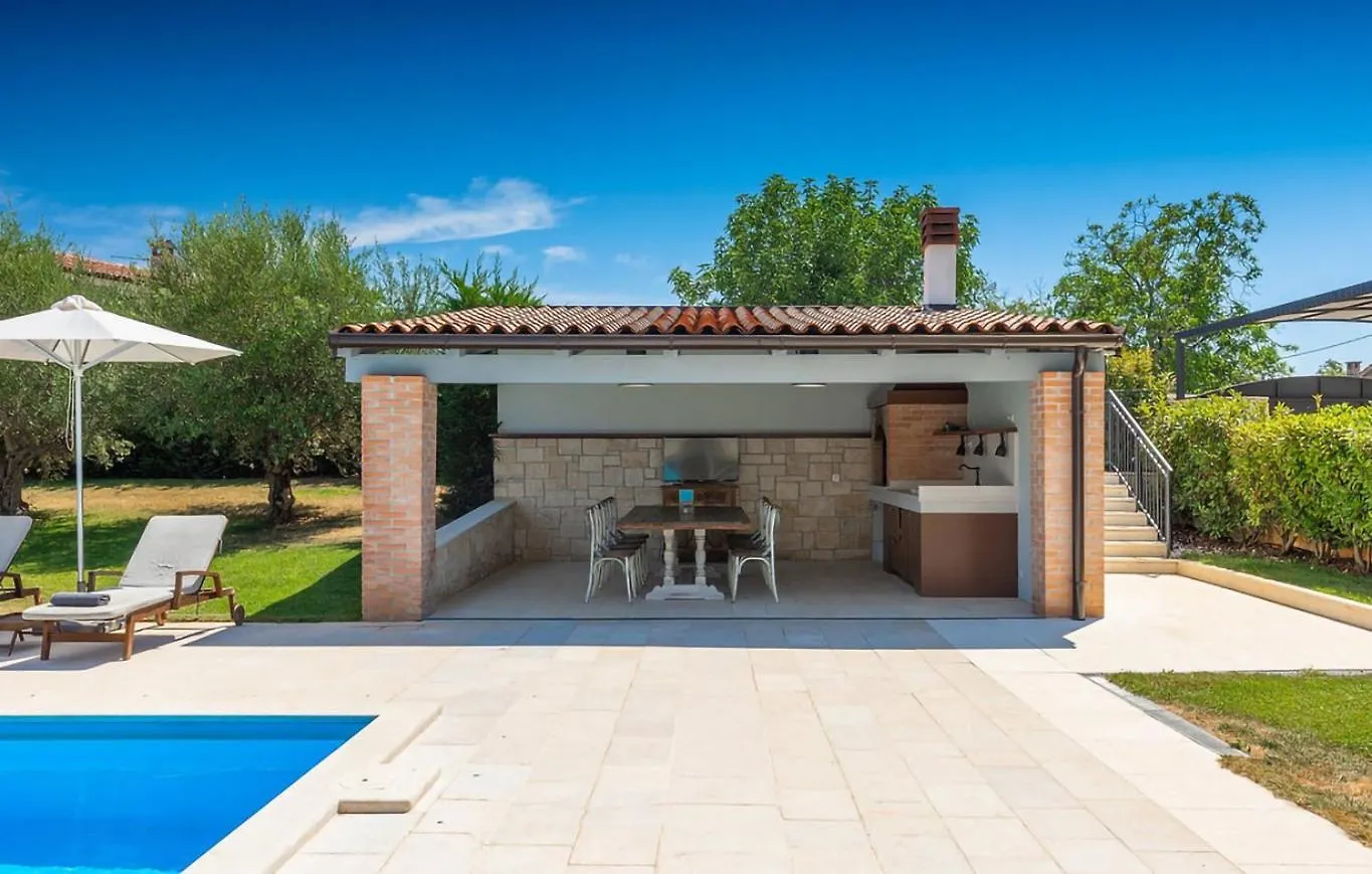 Rustic Villa Peran With Outdoor Pool In Tinjan Radetici 0*,  Croatia