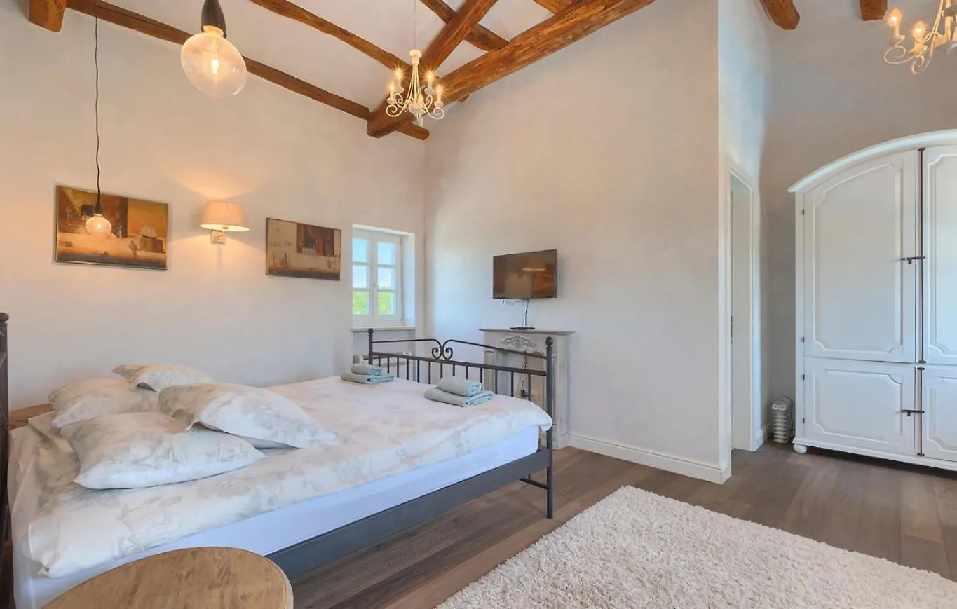 Rustic Villa Peran With Outdoor Pool In Tinjan Radetici 0*,