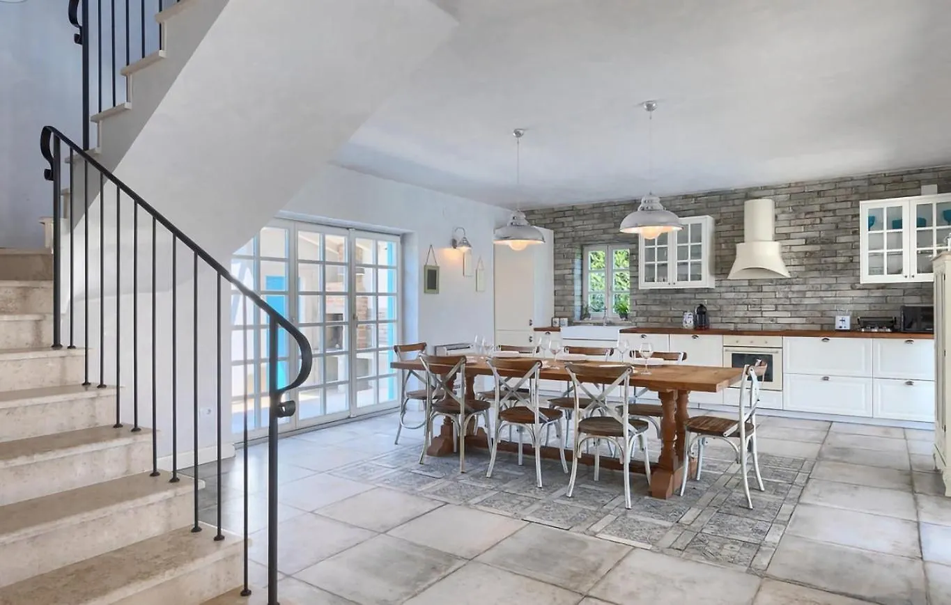 Rustic Villa Peran With Outdoor Pool In Tinjan Radetici