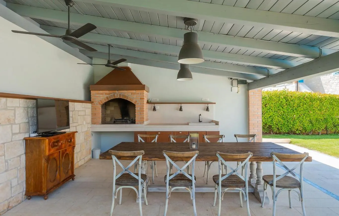 Rustic Villa Peran With Outdoor Pool In Tinjan Radetici